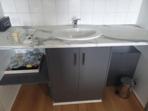 a bathroom with a sink and a white counter at Morwell Parkside Motel in Morwell +30 photos