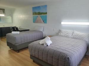 Un pat sau paturi într-o cameră la Morwell Parkside Motel