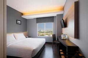 Katil atau katil-katil dalam bilik di BATIQA Hotel Darmo - Surabaya