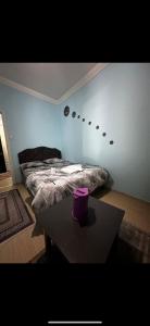 ein Schlafzimmer mit einem Bett mit einer lila Schale auf einem Tisch in der Unterkunft Uraz Apart in Bursa