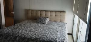 1 cama con almohada en el dormitorio en Palma Dorada Country, en Villahermosa