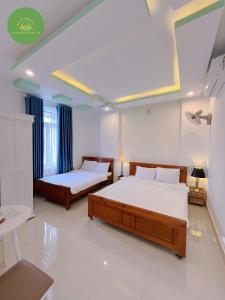 een slaapkamer met 2 bedden en een groot raam bij Mai An Homestay in Thôn Trường Giang