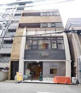 un bâtiment avec un panneau devant lui dans l'établissement Crane Court KitaHorie, à Osaka
