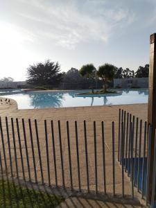 una valla frente a una piscina en Lomas de Papudo 2, en Petorca