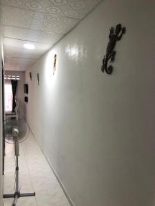 a room with a white wall with a dinosaur on it at Casa con calor de hogar con aire acondicionado in Neiva