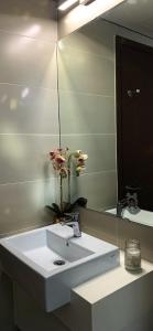 y baño con lavabo blanco y espejo. en Hoa Homestay Hạ Long 2909 en Ha Long