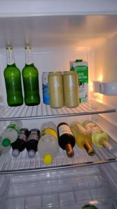 einen Kühlschrank mit vielen Flaschen Alkohol in der Unterkunft Alquiler Temporario SG in Lincoln