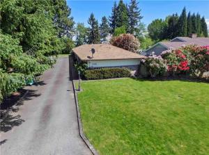 皮阿拉普Hidden Gem! Spacious, Private, and Convenient Units Off River Road in Puyallup的带有车道的院子的房子