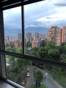 メデジンにあるApartamento Panoramico en Poblado, Medellinの市街の景色を望む窓 +5枚の写真