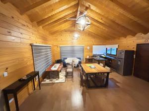 una vista aérea de una sala de estar en una cabaña en Casa y cabaña vista a las sierras, en Villa Giardino