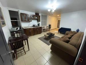 a living room with a couch and a kitchen at Departamento Casa Blanca Paquimé in Nuevo Casas Grandes