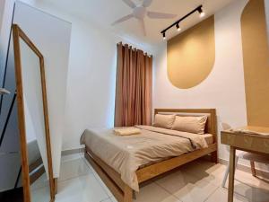 1 dormitorio con 1 cama con espejo grande en Homely D'Sara @ Direct Link with MRT, Near Thomson Hospital & Sungai Buloh Hospital, en Sungai Buloh