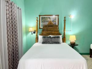 - une chambre avec un lit doté d'un couvre-lit blanc dans l'établissement Summerset Residence Negril, à Negril