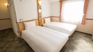 - 2 lits dans une chambre avec fenêtre dans l'établissement Toyoko Inn Tokyo Uguisudani Ekimae, à Tokyo