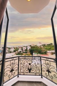 een balkon met uitzicht op de oceaan bij Sunset Hill Dalat in Da Lat