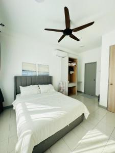 - une chambre avec un grand lit et un ventilateur de plafond dans l'établissement NELI HOMESTAY @LADANG TANJUNG TERENGGANU, à Kuala Terengganu