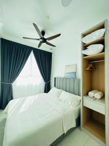 - une chambre avec un lit et un ventilateur de plafond dans l'établissement NELI HOMESTAY @LADANG TANJUNG TERENGGANU, à Kuala Terengganu