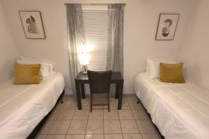 Postel nebo postele na pokoji v ubytování Home Away From Home - 3 Bed & 2 Bath - BEST VALUE