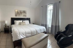 Postel nebo postele na pokoji v ubytování Home Away From Home - 3 Bed & 2 Bath - BEST VALUE