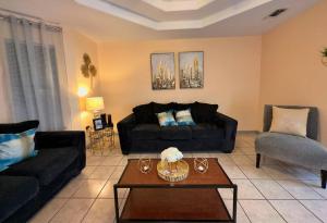 Posezení v ubytování Home Away From Home - 3 Bed & 2 Bath - BEST VALUE