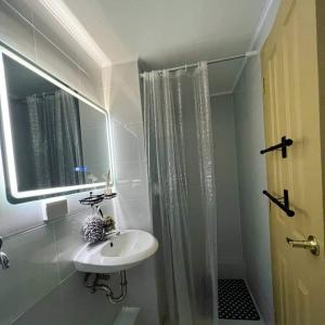 Ett badrum på One spatial condominium by filinvest