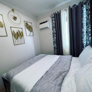 Säng eller sängar i ett rum på One spatial condominium by filinvest