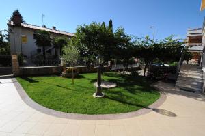 Ein Garten an der Unterkunft Apartments Maria