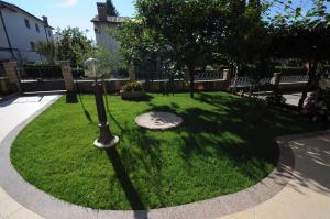 Ein Garten an der Unterkunft Apartments Maria