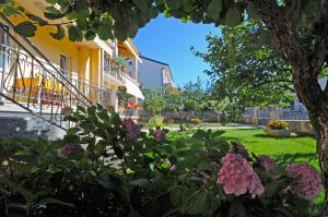 Ein Garten an der Unterkunft Apartments Maria