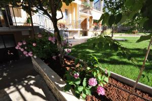 Ein Garten an der Unterkunft Apartments Maria