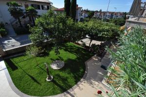 Ein Garten an der Unterkunft Apartments Maria