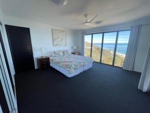 Bayview Breeze客房内的一张或多张床位
