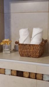 a basket of towels on a shelf in a bathroom at Duplex solar in Federación +25 photos