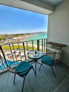 een balkon met een tafel en stoelen en uitzicht op het strand bij Sea View Private Studio B 511 in Nesebar