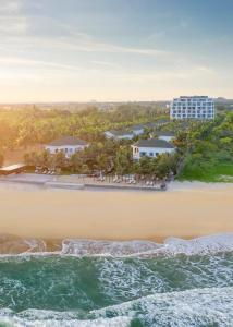 eine Luftansicht auf den Strand und das Meer in der Unterkunft Le Palmier Ho Tram Resort in Hồ Tràm