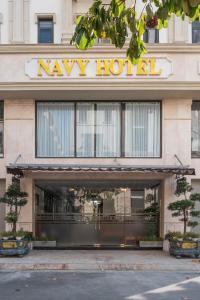 un gran edificio con un cartel de hotel en Navy Hotel Hà Nội, en Hanói