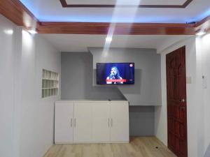 uma sala de estar com uma televisão no tecto em Fabuluz Luxury at Princess Place em Malolos