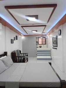 um quarto com uma cama grande num quarto em Fabuluz Luxury at Princess Place em Malolos