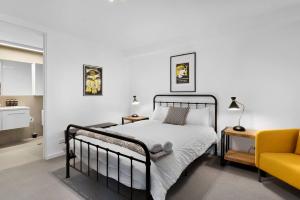 Кровать или кровати в номере Simply St Kilda