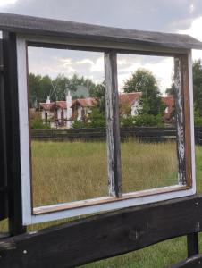 uma janela com vista para um campo de relva em Gierszówka em Gietrzwałd