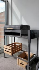 a grill on a cart with a box on it at Duplex solar in Federación