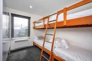 Pokój z łóżkiem piętrowym z 2 łóżkami piętrowymi i oknem w obiekcie Sub-Zero Mt Hotham w mieście Mount Hotham