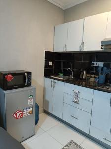 Kuchyň nebo kuchyňský kout v ubytování Metro Manor Near JKIA + 8 fotografií