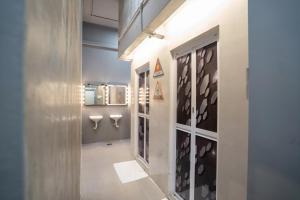 een badkamer met 2 urinoirs en een raam bij Zenz Hotel in Kulai