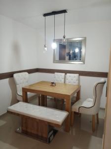 einen Esstisch mit Stühlen, einem Tisch und einem Spiegel in der Unterkunft Apartamento de lujo belen medellin. Piscina y gym in Medellín