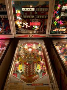 un juego de pinball en una vitrina en Villa Victoire 3 chambres, en Venelles