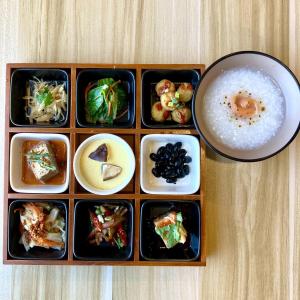 瑞穗鄉的住宿－蜜滋賀溫泉飯店，包含不同食物和盘子的午餐盒