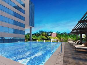 une grande piscine à côté d'un bâtiment dans l'établissement Sentosa Hotel Shenzhen Feicui Branch, Enjoy tropical swimming pools and high-class fitness club, à Shenzhen