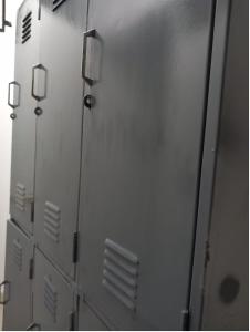 a row of metal lockers in a room at HABITACIÓN COMPARTIDA MIXTA EN MIRAFLORES DE FAMILIA CON PRINCIPIOS Y VALOREs in Lima