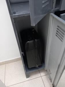 una maleta está sentada dentro de un refrigerador en HABITACIÓN COMPARTIDA MIXTA EN MIRAFLORES DE FAMILIA CON PRINCIPIOS Y VALOREs en Lima